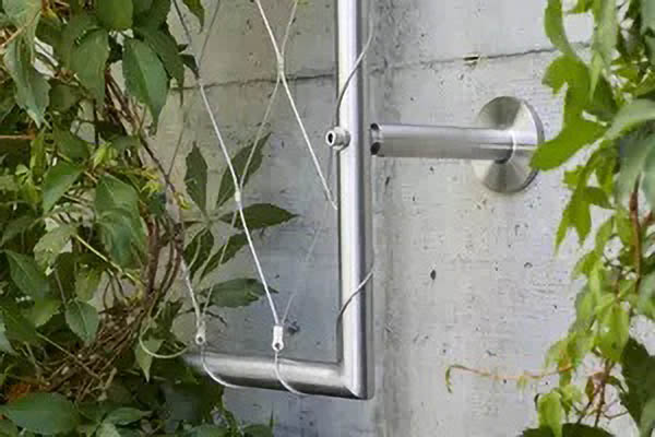 Sistema de fachada vegetal con enrejado de cable de acero inoxidable de Jakob
