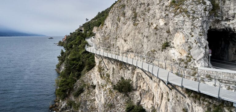 Descubre la Belleza y la Seguridad de la Ciclovía del Lago de Garda con el Webnet de Jakob Rope Systems