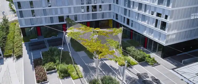 Sombra Verde en Oerlikon: Una Solución Urbana Sostenible de Jakob Rope Systems