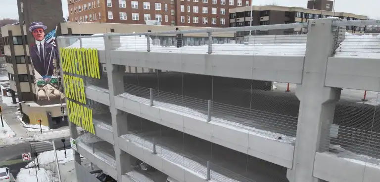 Malla Webnet en fachada de estacionamiento